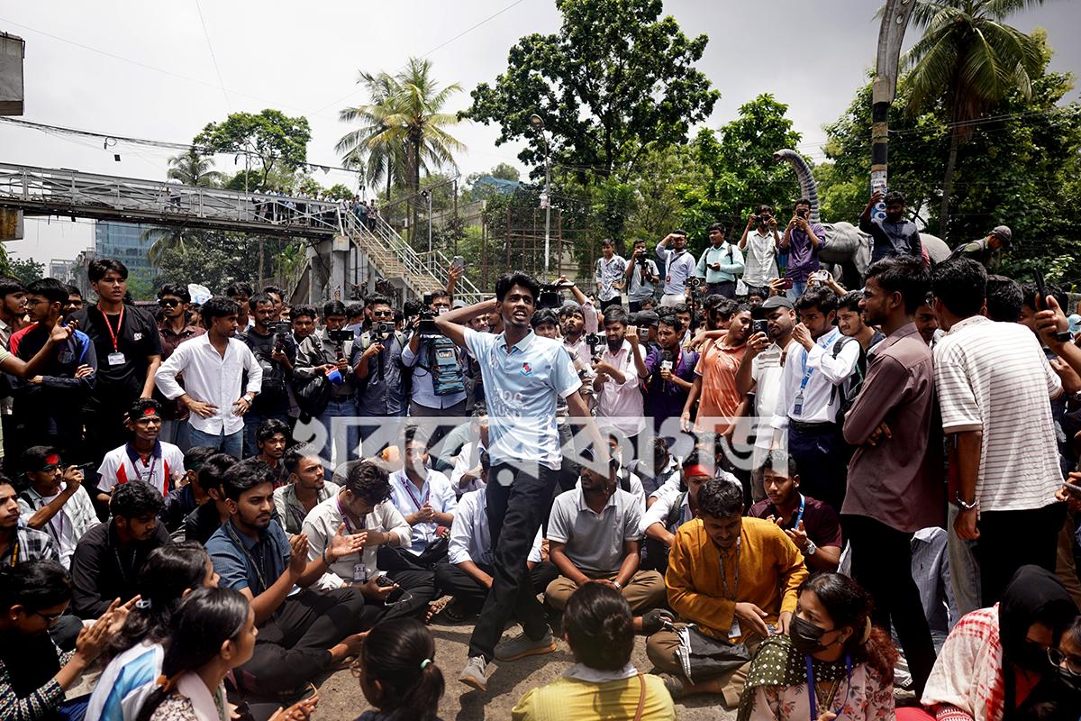 সংসদ ভবনের সামনে